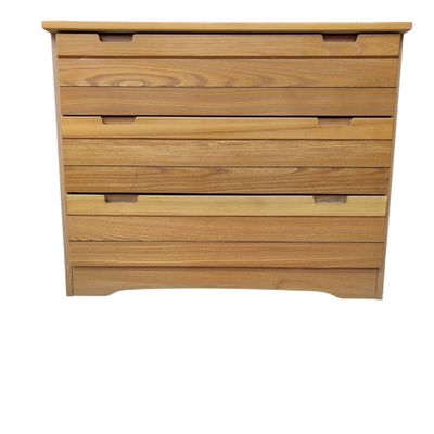 un gros plan d'une commode en bois sur fond blanc