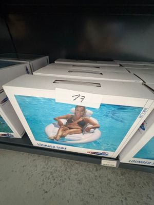 une boîte sur laquelle figure l'image d'une femme assise sur un radeau gonflable