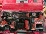 une caisse à outils rouge avec des outils sur le sol
