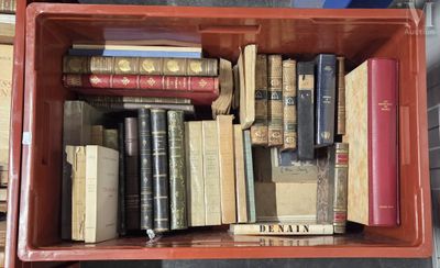 une boîte pleine de livres posée sur une table