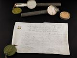 un vieux journal posé sur une table, avec un bout de papier à côté