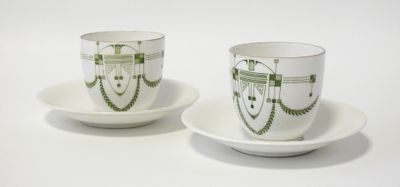 deux tasses et soucoupes ornées de motifs sur un fond blanc