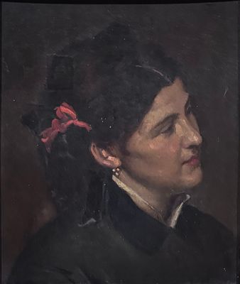 portrait d'une femme en robe noire, avec une fleur rouge dans les cheveux
