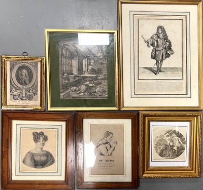 de nombreuses photos encadrées sur le mur de cette pièce