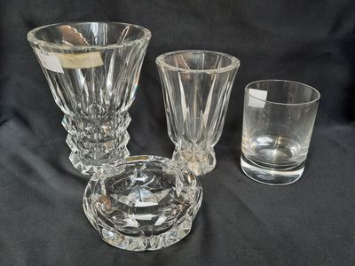 trois vases en verre posés l'un à côté de l'autre sur une table