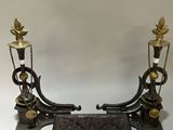 une paire de bougeoirs anciens en laiton et une boîte sur fond blanc
