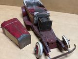 une petite voiture et un skateboard posés sur une table