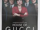 L'affiche du film « House of Gucci » est accrochée au mur.