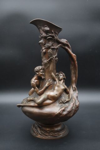 Noel RUFFIER (1847-1921). Pichet en bronze à diverses patines rep...