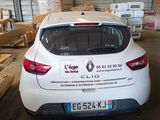 la photo d'une voiture garée dans un garage