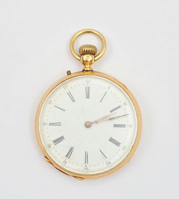 une vieille montre de poche en or avec des chiffres romains et des chiffres romains sur le cadran