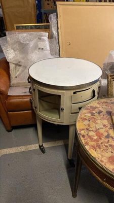 deux chaises et une table dans une pièce où il y a beaucoup de meubles