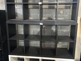 Bibliothèque noir et blanc avec tiroirs et étagères à vendre