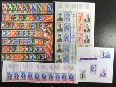 beaucoup de timbres et de timbres posés sur une table