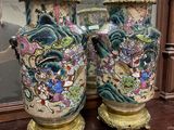 deux vases posés sur une table, avec un miroir derrière eux