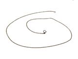 un gros plan d'un collier à chaîne sur fond blanc