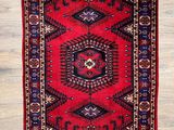 un tapis rouge et bleu sur un plancher en bois