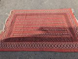 un tapis rouge et noir posé sur le trottoir