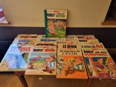 il y a beaucoup de bandes dessinées sur la table dans la pièce