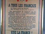 une vieille affiche française accrochée au mur d'une pièce