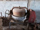 une bétonnière qui se trouve dans une pièce