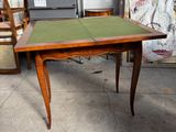 une table recouverte d'un tissu vert dans une pièce