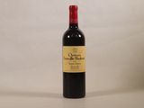 une bouteille de vin posée sur une table