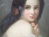 portrait d'une jeune fille en robe bleue, la main posée sous le menton