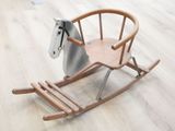 un cheval à bascule posé sur un parquet