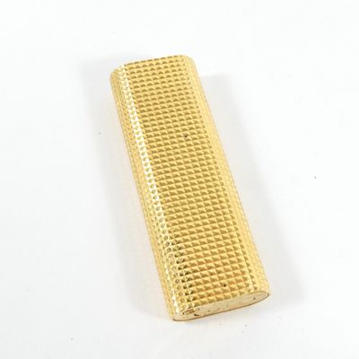étui à cigarettes plaqué or posé sur une surface blanche, sur fond blanc