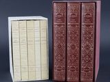 deux livres sont posés l'un à côté de l'autre sur une table
