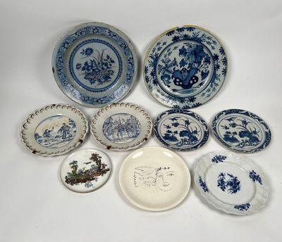 plusieurs assiettes et bols bleus et blancs ornés de motifs