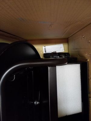 un micro-ondes et un grille-pain posés sur une étagère dans une cuisine