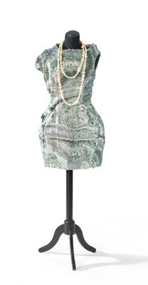 une robe sur un mannequin, ornée de perles