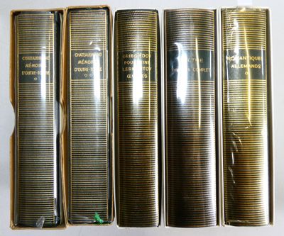 quatre livres sont alignés sur une surface blanche