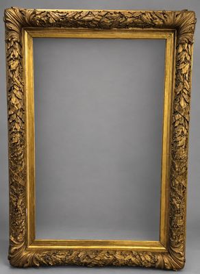 un miroir à cadre doré orné d'un motif de feuilles