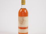 une bouteille de vin posée sur une surface blanche