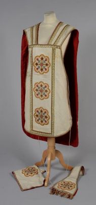 Lot comprenant : - Ornement en drap beige damassé de croix f…