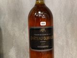 des bouteilles de vin sont posées sur une table en verre, devant une bouteille de vin