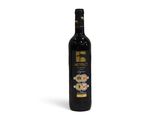 une bouteille de vin rouge posée sur une table blanche