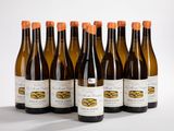 six bouteilles de vin sont alignées sur une surface blanche