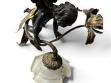 une image représentant une statue d'un homme à cheval sur un lampadaire