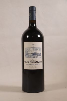 une bouteille de vin posée sur une table