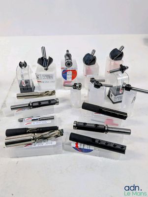 de nombreux stylos et crayons de toutes sortes posés sur une table