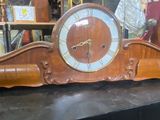 une horloge posée sur une table dans une pièce