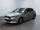La voiture argentée est garée dans une pièce blanche au sol noir