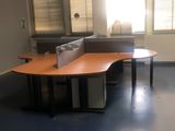 un bureau vide avec un bureau et une fenêtre