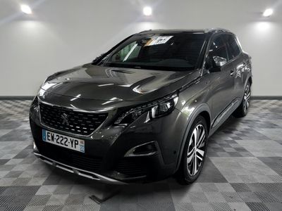 vue de face d'un SUV gris garé dans un garage