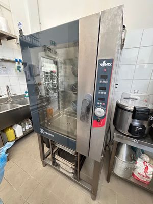 une image d'un four commercial dans une cuisine commerciale