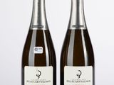deux bouteilles de vin sont posées l'une à côté de l'autre sur une table